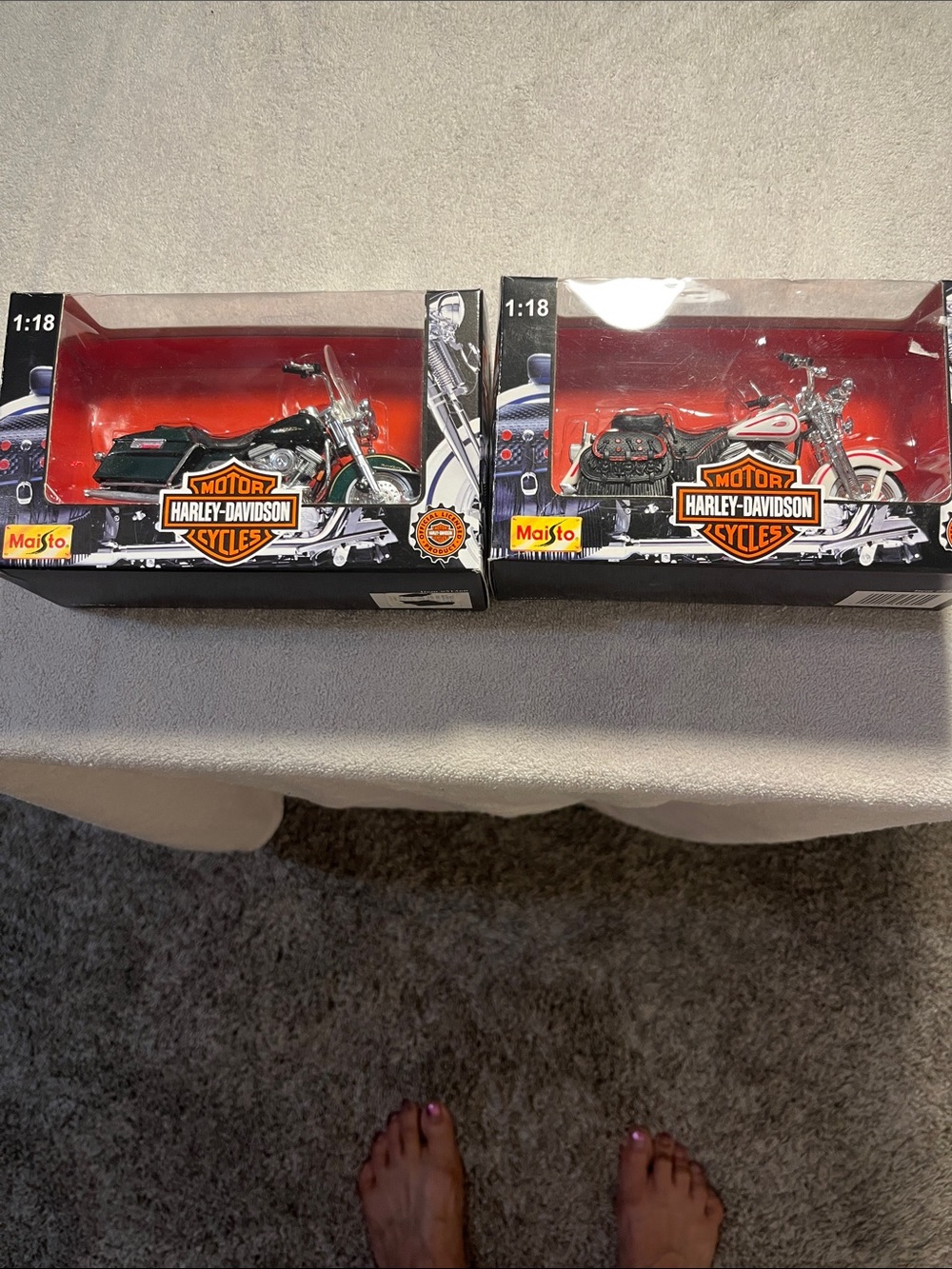 Harley-Davidson 1:18 Diecast Twin Motorcycle Set - Black & Red